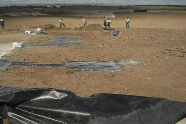 土工膜鋪設(shè)完成后怎么設(shè)置錨固溝  第2張